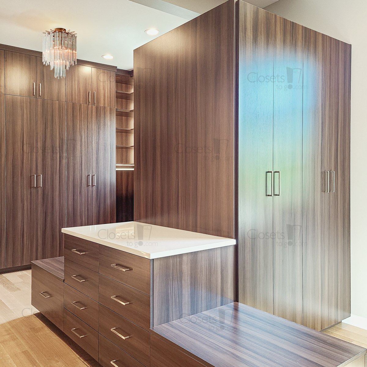 ClosetsToGo's tweet image. High ceilings, a peninsula, seperate shoe closets and LED lighting all exude a lavish lifestyle. This amazing custom built walk-in closet organizer is fit for royalty! #ClosetDesign #CustomCloset #LuxuryCloset #ClosetGoal #WalkInCloset

closetstogo.com