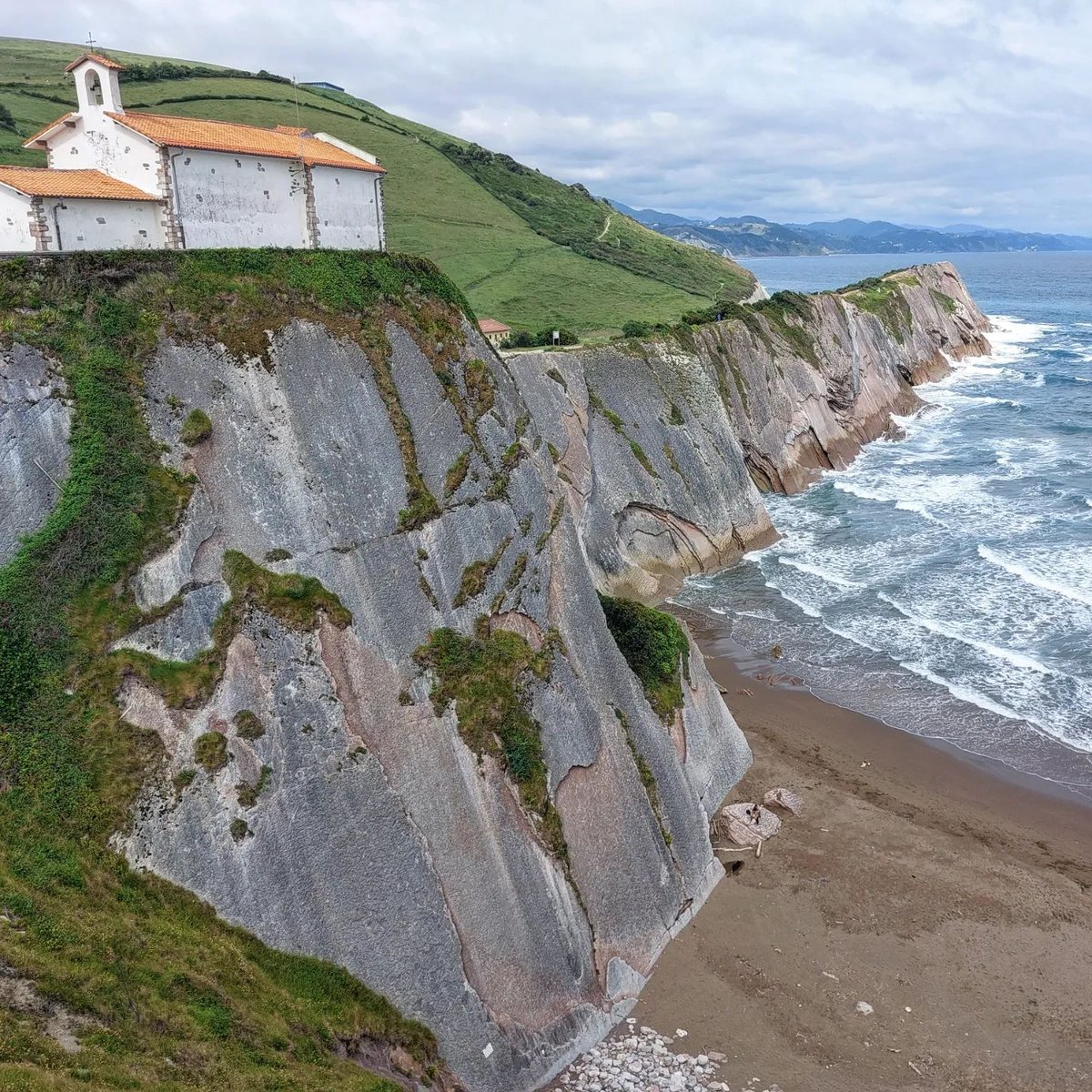 Game of Thrones fans may recognize this place along the coast in Basque Country. Itzurum Beach in Zumaia. Spectacular view.
.
.
#got #Travel #visitbasquecountry #visiteuskadi #basque  #visitspain #beach