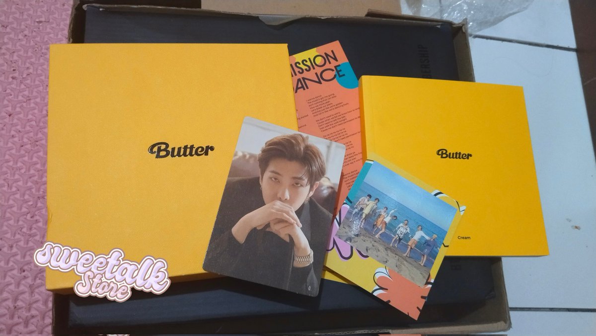 iimarkhyck's tweet photo. WTS-! ALBUM BUTTER YELLOW BANGTAN ( BTS )
🏠 READY JAKBAR
❌NO FULL SET & NO PC
🌈 PC LEBIHAN ARMY MEMBER SHIP { RM }
✅ BISA 🍊 ADA GRATONG
✅ PRICE + ADM 🍊
💰 250K Bisa Dp spay/dana
💥 MINAT? BISA DM 😍
😘 Help like + RT juseyoo 🥰
#BTS #ARMY #wtsbts #butterbts #BigHit https://t.co/U1nV0CubYB