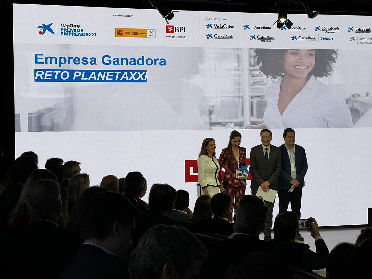 EmprendeXXI_'s tweet photo. Ana Díez @caixabank José Bayón @enisa,Rubén Merino @imaginersapp y Luis Cabanas dan el premio a la ganadora de #RetoPlanetaXXI.
¡Enhorabuena de nuevo #LainTech!👏🏼
#PremiosEmprendeXXI #DayOneInnovationSummit https://t.co/Y2gqbRc6bD