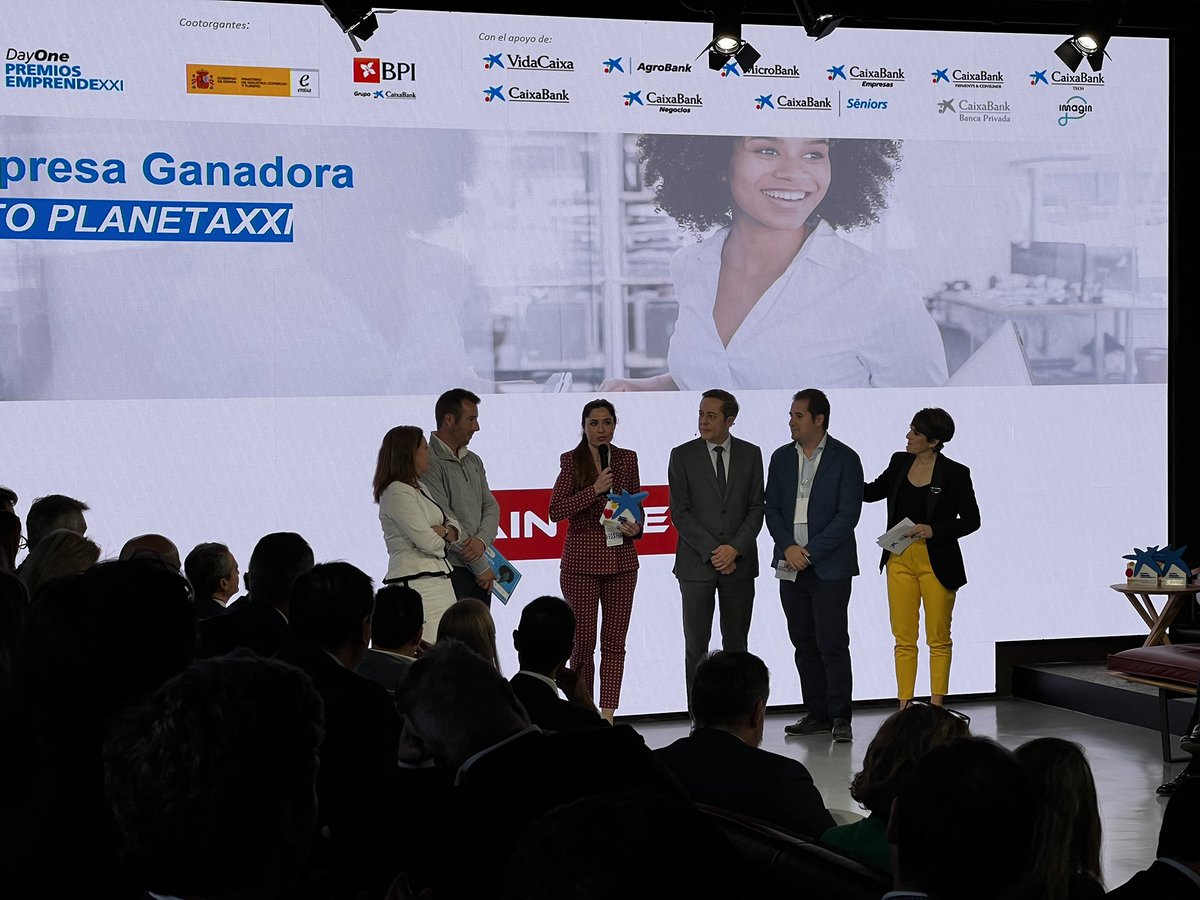 Ana Díez @caixabank José Bayón @enisa,Rubén Merino @imaginersapp y Luis Cabanas dan el premio a la ganadora de #RetoPlanetaXXI. 
 ¡Enhorabuena de nuevo #LainTech!👏🏼

#PremiosEmprendeXXI #DayOneInnovationSummit