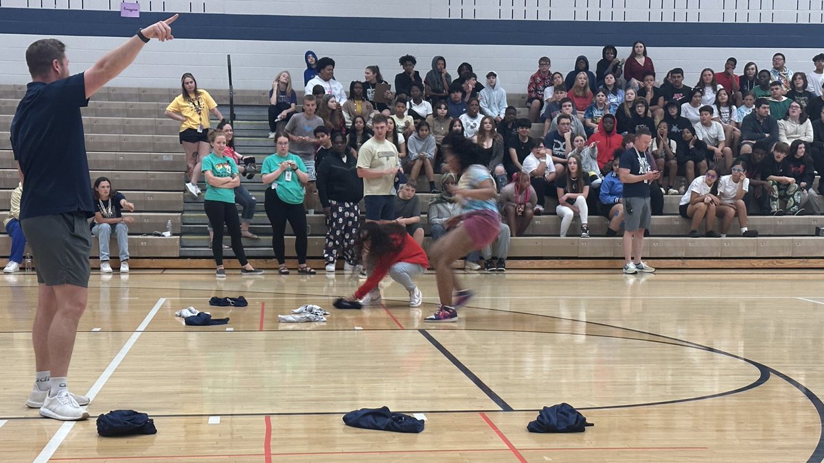 MSDDecatur's tweet photo. @DmsHawks1 students celebrated the last day of school with the final SLC battle of the year! #DecaturProud #hawkwayeveryday @DecaturTwpSupt @Steph_Hofer @criswell_dustin https://t.co/XN4rhxktDv