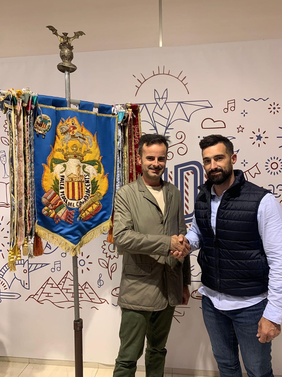 CorredorFalles's tweet image. Plaça del Cid renova👨🏻‍🎨Victor H. Giner qui planta allí des del 1999 l'infantil i també la gran pocs anys després #Falles2024🎂#50Aniversari #Falles consecutives #Algemesí i #25Aniversari de Victor a la P. del Cid #FitxaFalles #RiberadelXúquer #Artistes #EscolaRiberenca #Art