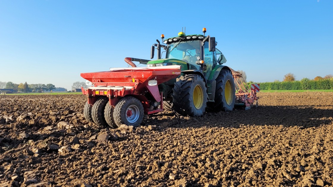🌱 Uitnodiging: Veldbijeenkomst akkerbouw, donderdag 1 juni in Randwijk. Tijdens de bijeenkomst bekijken we de stand van de verschillende tarwerassen. Ook lopen we langs de uien en aardappels en zullen we deze proeven toelichten. Meld je vooraf aan: 👉bit.ly/435iFPr