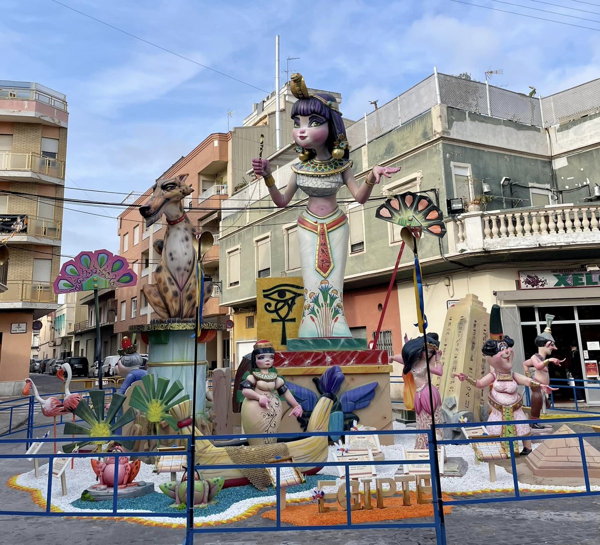 CorredorFalles's tweet image. Plaça del Cid renova👨🏻‍🎨Victor H. Giner qui planta allí des del 1999 l'infantil i també la gran pocs anys després #Falles2024🎂#50Aniversari #Falles consecutives #Algemesí i #25Aniversari de Victor a la P. del Cid #FitxaFalles #RiberadelXúquer #Artistes #EscolaRiberenca #Art