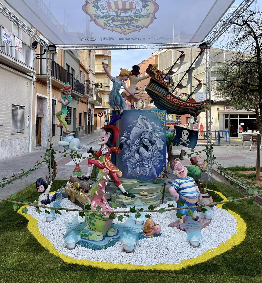 CorredorFalles's tweet image. Plaça del Cid renova👨🏻‍🎨Victor H. Giner qui planta allí des del 1999 l'infantil i també la gran pocs anys després #Falles2024🎂#50Aniversari #Falles consecutives #Algemesí i #25Aniversari de Victor a la P. del Cid #FitxaFalles #RiberadelXúquer #Artistes #EscolaRiberenca #Art