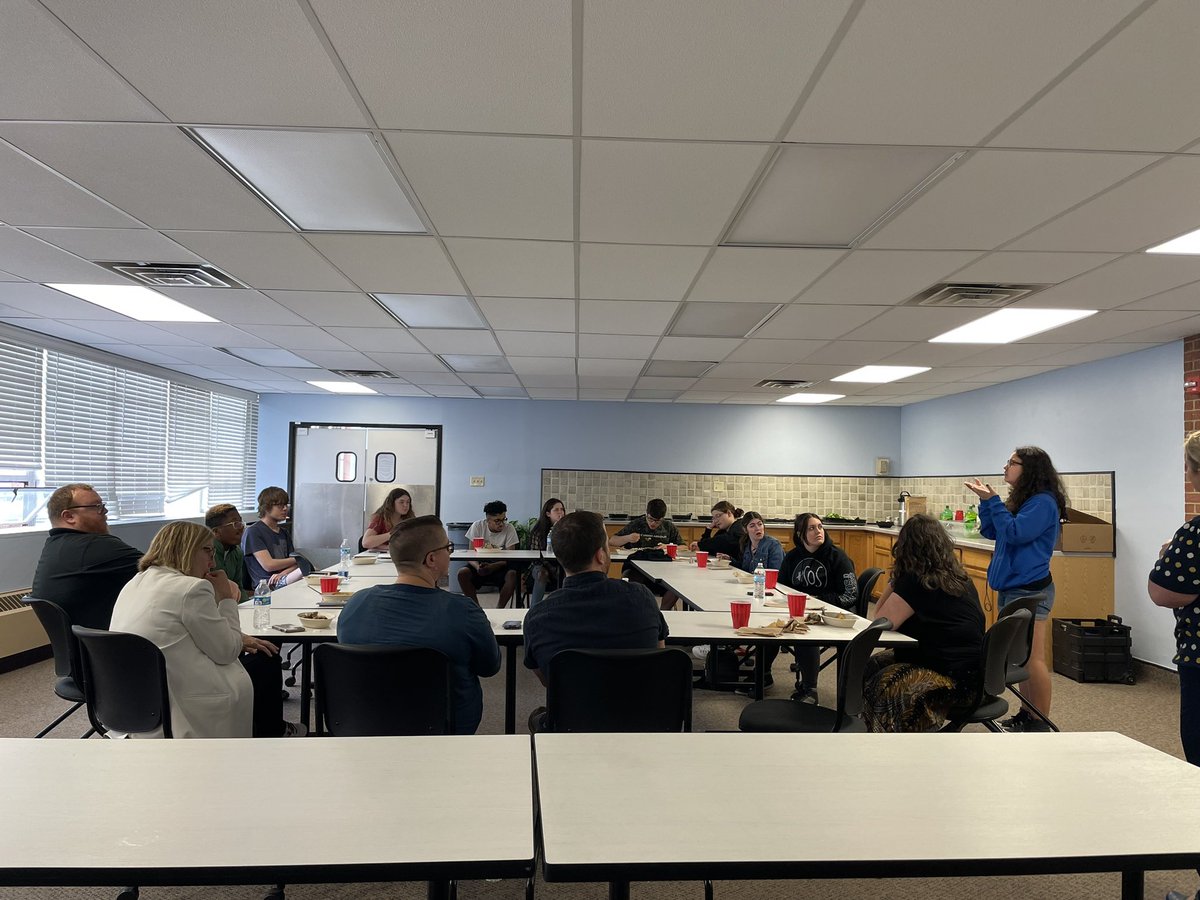 Meeting with the second half of OSD seniors for lunch and discussions about the school and their experiences.