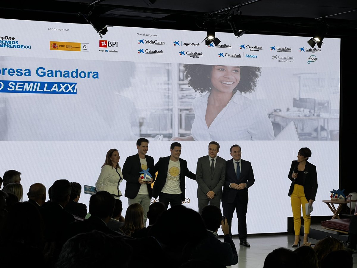 EmprendeXXI_'s tweet photo. Ana Díez @caixabank José Bayón @enisa, Sergio Gutiérrez @caixabank y Luis Cabanas @caixabank dan el premio a la ganadora de #RetoSemillaXXI. 
 ¡Enhorabuena #BreadFree!👏🏼

#PremiosEmprendeXXI #DayOneInnovationSummit https://t.co/f0gLbaX6HD