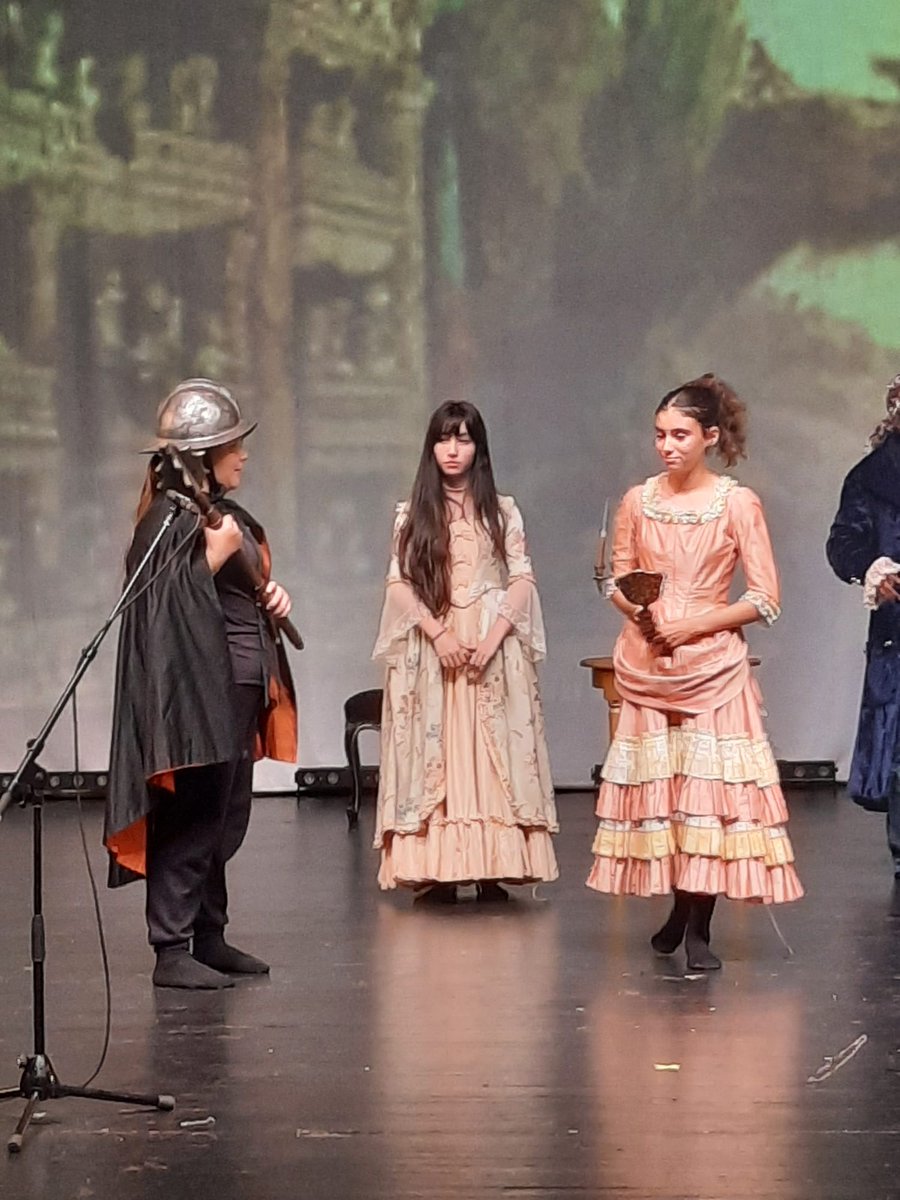 College_Jaubert's tweet photo. "Le procès du Molière imaginaire" est le nom du superbe spectacle  donné par les élèves de l'atelier théâtre animé par Mmes Coustou et Gaziello au @College_Jaubert https://t.co/Uc2eSklPaL