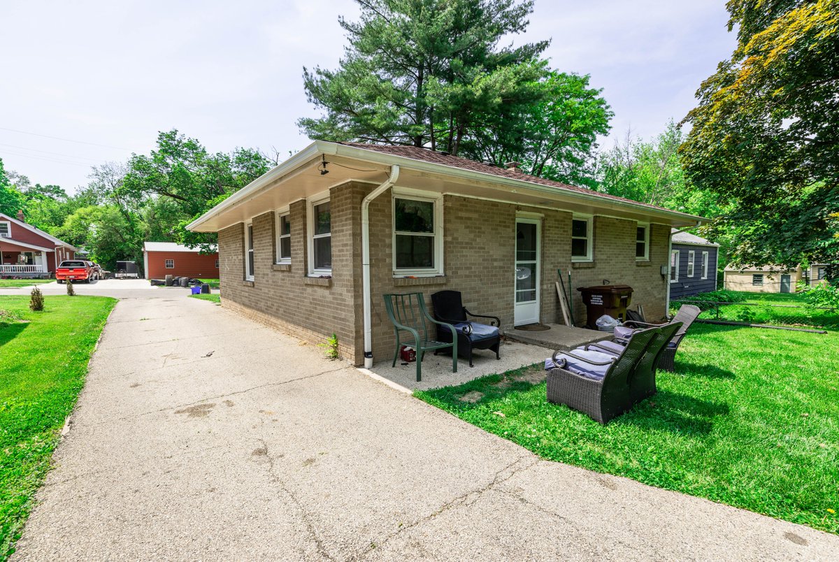 SoldOnToni's tweet photo. 515 Royal Avenue, #Rockford IL, 61101

All-brick ranch for sale! 3 Bed / 1 Bath on the market for $84,900. Visit the link to see all the photos or schedule a showing!

https://t.co/51DGrs6NnY

#SoldOnToni #RockfordIL #Illinois https://t.co/JY9v1bp3OI