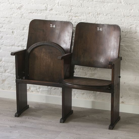 Era incómodo. Costaba entre 500 y 800 pesetas. No tenían aire acondicionado. Las imágenes estaban con cruces y rayas en principio y final de cada uno de los 5/6 rollos. A veces se iba la imagen y el público pateaba hasta que el operador se daba cuenta...y los cines se llenaban.