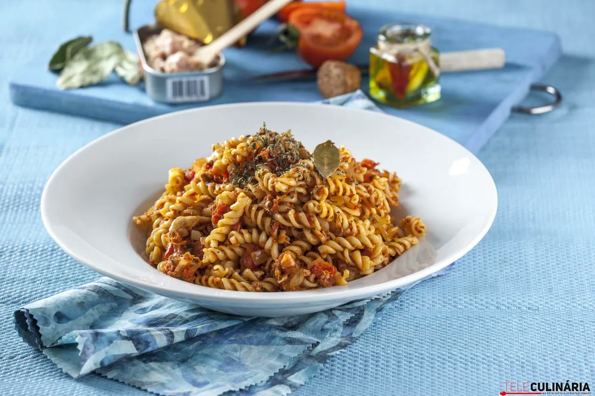 teleculinaria's tweet photo. Qualquer receita com atum é deliciosa… Mas este fusilli com atum é mesmo divinal. Já para não falar de que é super fácil de confeccionar também. Em 30 minutos terá uma refeição preparada e deliciosa, e consegue chegar para 4 pessoas! 

Veja a receita: https://t.co/pau3utIxmJ https://t.co/v9MrUlrAKs