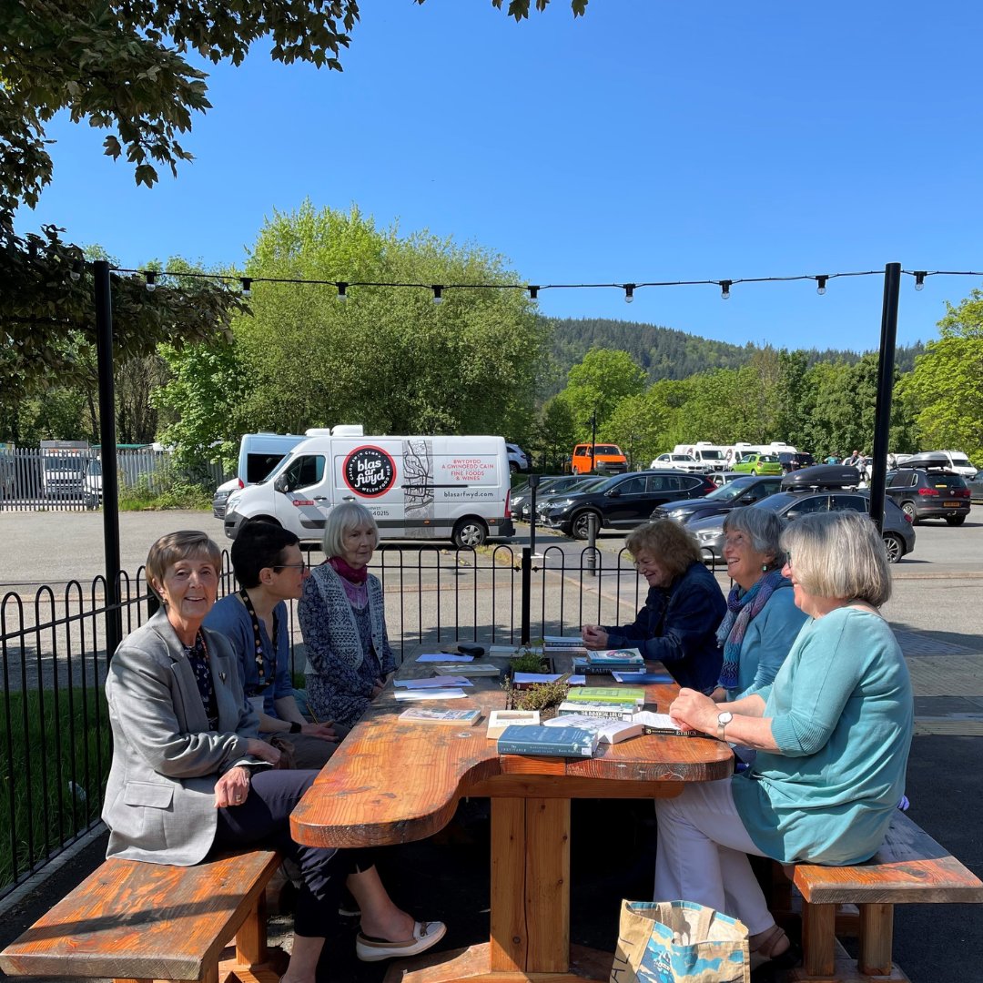 Ffrindiau Darllen Llanrwst! ❤️

Dyma grŵp Ffrindiau Darllen Llanrwst yn mwynhau eu sesiwn yn yr heulwen. 🌞

Gofynnwch i staff llyfrgell Llanrwst am ragor o wybodaeth am y grŵp - 

☎️ 01492 577545
✉️ llyfrgell.llanrwst@conwy.gov.uk

#CaruDarllen @ReadingFriends_