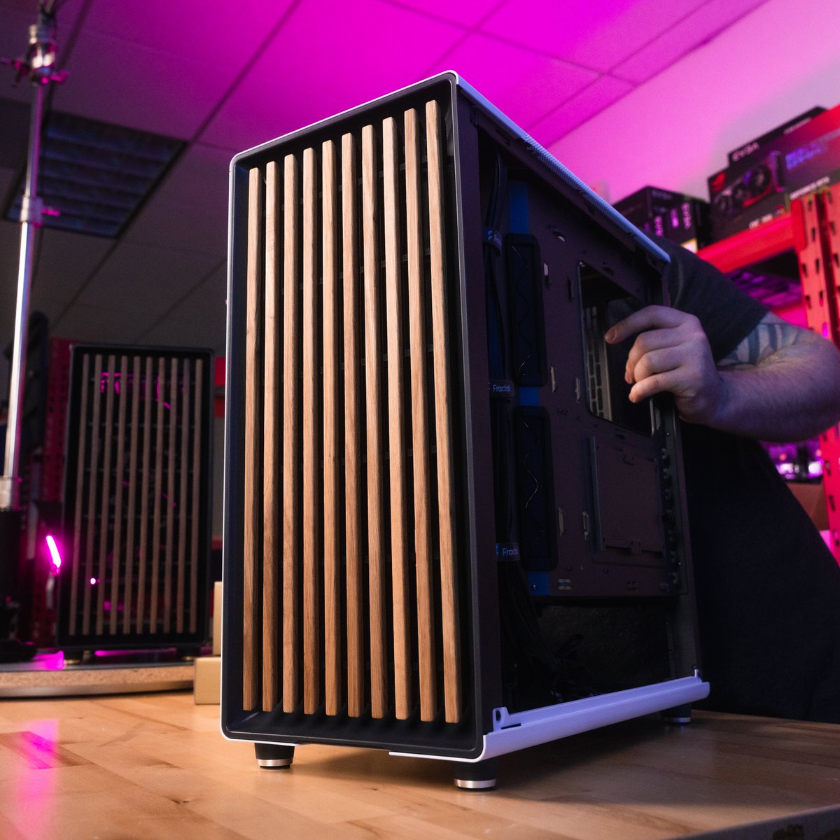 METAPCs's tweet photo. left or right? https://t.co/EpX0MPABkt