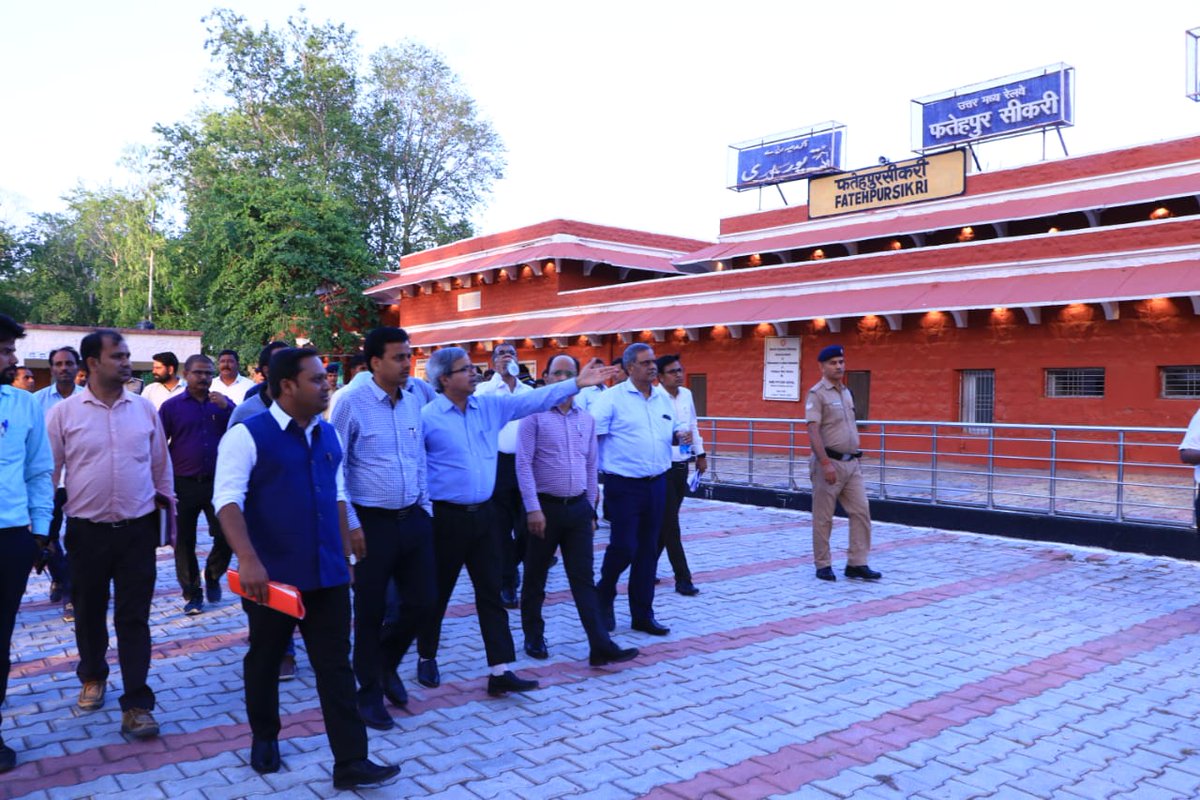 DRM_Agra's tweet photo. महाप्रबंधक उत्तर मध्य रेल श्री सतीश कुमार ने  फतेहपुर सीकरी स्टेशन का सघन निरीक्षण किया। इस दौरान उन्होंने अमृत भारत योजना के तहत स्टेशन के विकास कार्य की समीक्षा की और आवश्यक निर्देश दिए । महाप्रबंधक ने स्टेशन पर यात्री सुविधाओं का भी जायजा लिया। https://t.co/sdOdLGFHdM