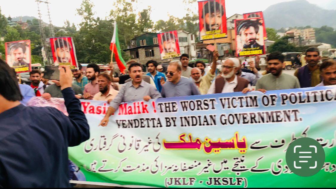 IbrarGarwal's tweet photo. قائد یاسین ملک صاحب کی جیل میں طبیعت ناساز ھے
تمام انقلابی بہینوں اوربھائیوں سے اپیل ھے ان کی صحت یابی کے لئے دعا کریں
اللہ پاک قائد یاسین ملک صاحب کو صحت کاملہ عطا فرمائے آمین
@HamidMirPAK
@farooq_pm
@Amirkhanajk1
#ReleaseYasinMalik https://t.co/TnBrrKW1gm https://t.co/LswqtRTcUL