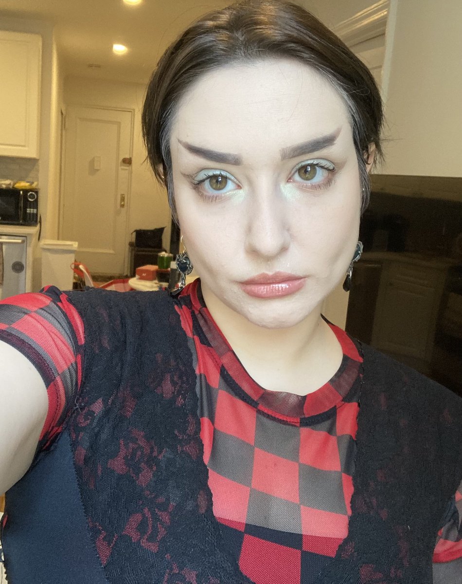 vulcanjester's tweet photo. fake body + angles + shit https://t.co/PAs9pLugmN