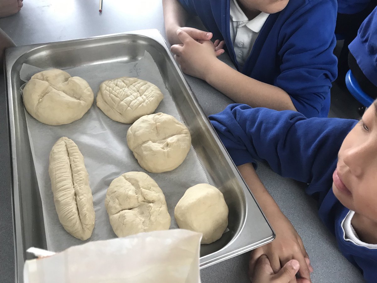 RachelOnyeanusi's tweet photo. A big thank you to chef Luis and the catering team at Woodberry Down for helping the year 5 classes make bread as part of their DT learning this half term. They had an amazing time! https://t.co/BckNF3H3Uz