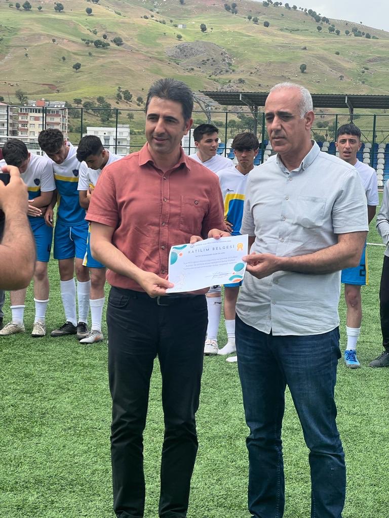 emin_aihl's tweet photo. İlçemizde Liseler arasında düzenlenen futbol turnuvasında okulumuz kupa aldı. Emeği geçen öğretmen ve öğrencilerimizi tebrik ediyoruz.🙏🙏 https://t.co/bulh4vTflY