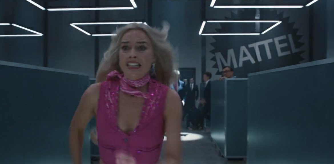 ฉากนี้ในบาร์บี้คือว้าวมาก เพราะบาร์บี้คือหนึ่งในตุ๊กตาที่สร้างมูลค่ามหาศาลและประวัติศาสตร์ให้กับแมทเทล (MATTEL โลโก้ข้างหลัง) เรียกว่าเป็นตุ๊กตาฮิตที่สุดตลอดกาลเลยก็ว่าได้ แต่ดันมีฉากบาร์บี้วิ่งหนีจากคนบริษัทนี้ ถึงไม่รู้ว่าทำไมแต่แมทเทลคงตั้งใจใส่ให้เป็นบทเรียนอะไรบางอย่างแน่ๆ