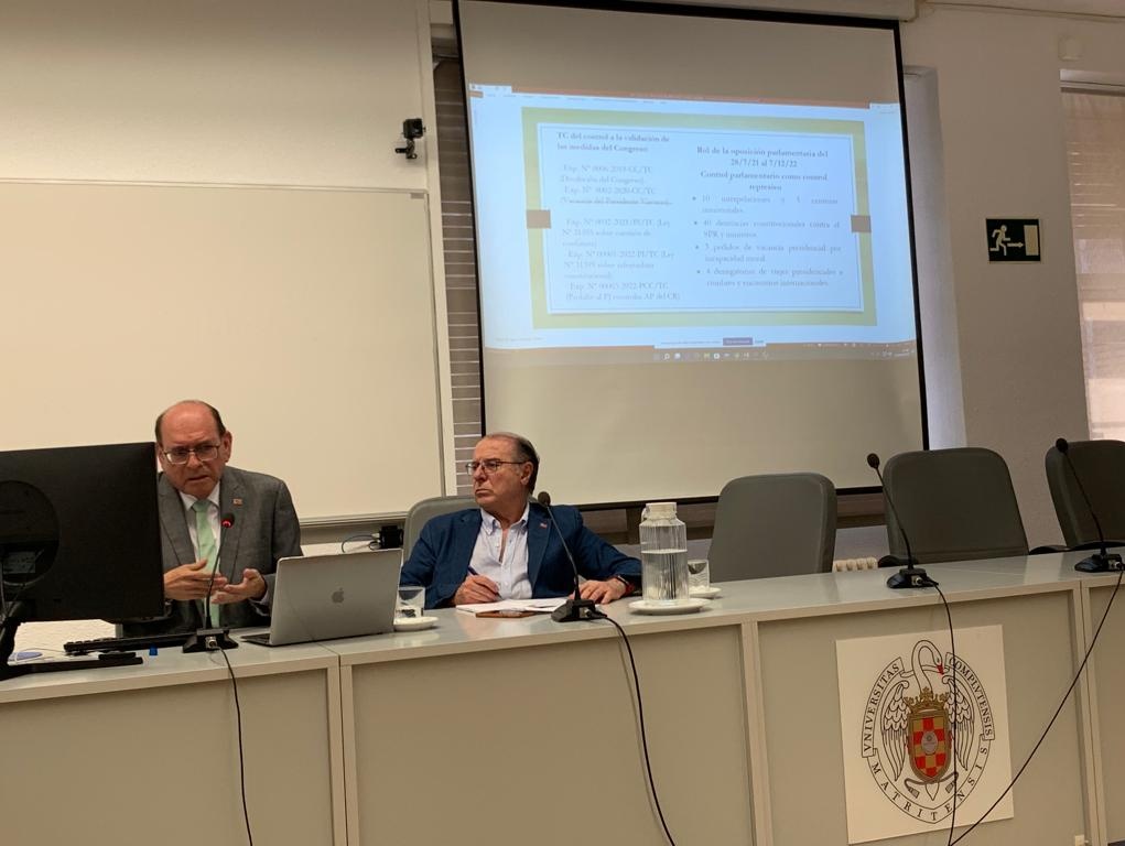 Hemos iniciado el Seminario Mensual de Profesores. "La gobernabilidad en el presidencialismo peruano" con <a href="/CesarLanda0/">César Landa</a> Catedrático <a href="/DerechoPUCP/">Derecho PUCP</a>, ex Presidente <a href="/TC_Peru/">Tribunal Constitucional del Perú</a> y ex <a href="/CancilleriaPeru/">Cancillería Perú🇵🇪</a>
Presenta <a href="/Javiergaroca/">JAVIER GARCIA ROCA</a> Director del Departamento de Derecho Constitucional <a href="/ucm_derecho/">Facultad Derecho UCM</a>