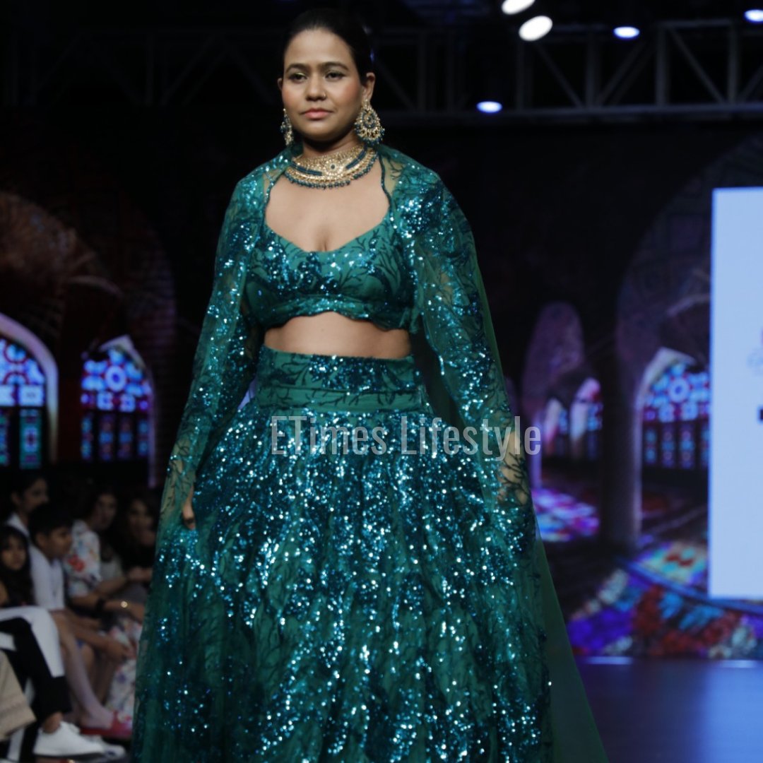 ETimesLifestyle's tweet image. There were plenty of gorgeous outfits for the Indian bride and groom to pick up on in Prashant Majumdar’s evening show on Day 2.

The label continues to define its own style that punctuates Indian wedding fashion.

#delhitimesfashionweek #dtfw #fashionshow