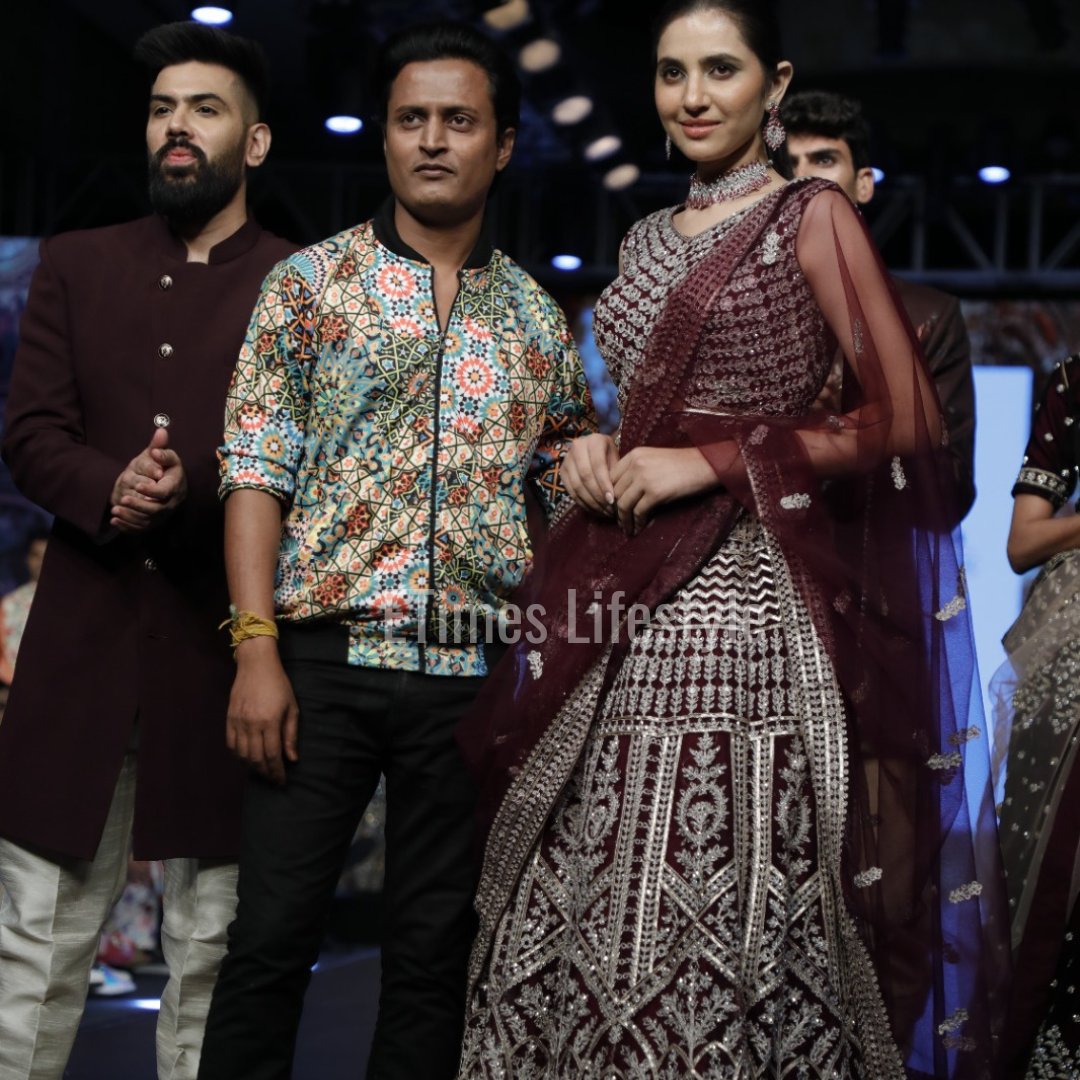 ETimesLifestyle's tweet image. There were plenty of gorgeous outfits for the Indian bride and groom to pick up on in Prashant Majumdar’s evening show on Day 2.

The label continues to define its own style that punctuates Indian wedding fashion.

#delhitimesfashionweek #dtfw #fashionshow