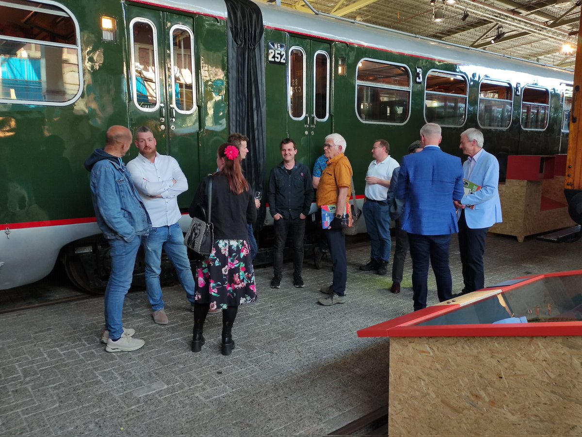 OVnieuwsINFO's tweet photo. En de tentoonstelling "Onder Hoogspanning" in het @Spoorwegmuseum in #Utecht is officieel geopend!
Tags: #Spoorwegmuseum #OnderHoogspanning #Treinen #Treinennieuws #OVnieuws #Treinleven #Mat36 https://t.co/cDgCzQ9AIu