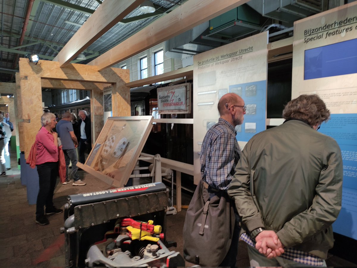 OVnieuwsINFO's tweet photo. En de tentoonstelling "Onder Hoogspanning" in het @Spoorwegmuseum in #Utecht is officieel geopend!
Tags: #Spoorwegmuseum #OnderHoogspanning #Treinen #Treinennieuws #OVnieuws #Treinleven #Mat36 https://t.co/cDgCzQ9AIu