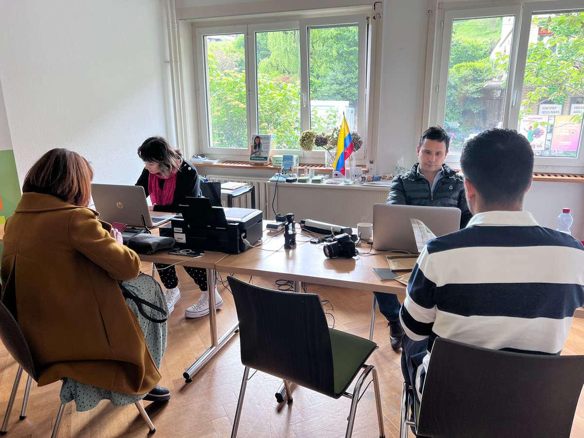 #ConsuladoMóvil Llevamos los servicios de la sección consular a los lugares donde residen la mayoría de los connacionales. Hoy estuvimos en Zürich. Si quiere participar en la jornada del 22 de junio en #Ginebra, envíe sus datos y el trámite a realizar a cberna@cancilleria.gov.co.