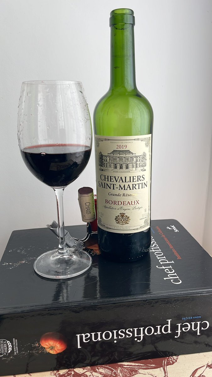 Bordeaux simples, mas bem feito. Macio, com certeza com predomínio da Merlot. Frutas negras, herbáceo e terroso. Médio corpo, macio, taninos discretos e finos. Bom final.