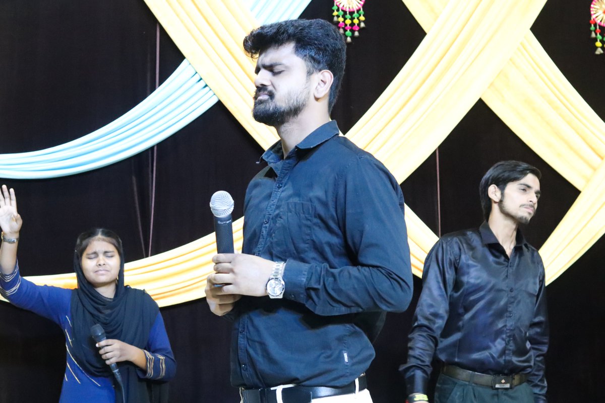 pastorkanchan's tweet photo. Man of God, Apostle Abhishek Mittal is amidst the KMM Church to adore and magnify the name of Jesus. Prepare your heart in worship in the presence of God.
#KMM #LiveMeeting #ApostleAbhishekMittal #Thursday #Changera #Worship #Praise #honour #jesus https://t.co/zk9LozKn7d