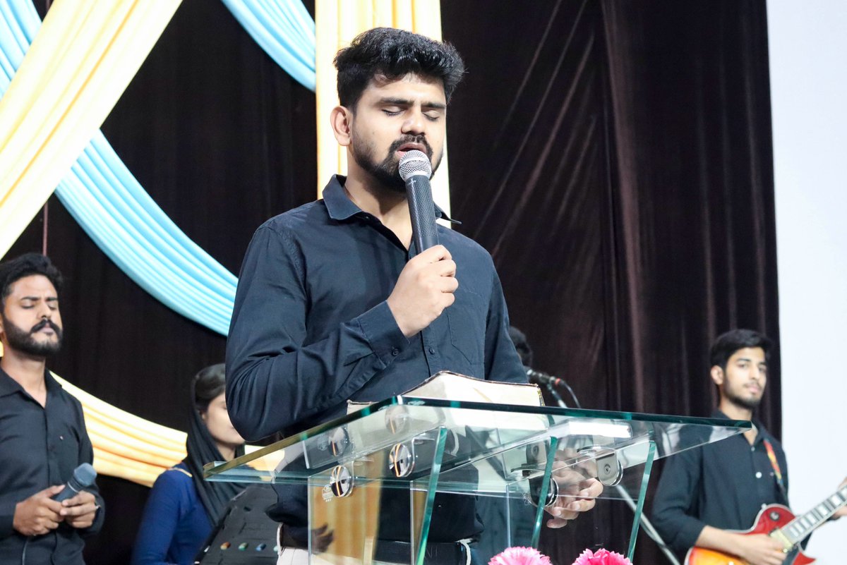 pastorkanchan's tweet photo. Man of God, Apostle Abhishek Mittal is amidst the KMM Church to adore and magnify the name of Jesus. Prepare your heart in worship in the presence of God.
#KMM #LiveMeeting #ApostleAbhishekMittal #Thursday #Changera #Worship #Praise #honour #jesus https://t.co/zk9LozKn7d
