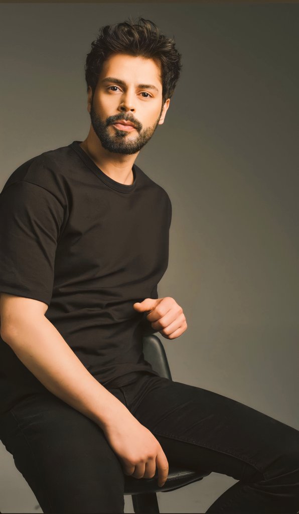AliYasinLatino's tweet photo. Abraza todo lo que te haga sentir que el mundo no es un lugar tan gris.... 🤍🌟
------------
>> @ayozegemen <<✔️
.
.
.
#AliYasinÖzegemen #actorturco #ünlü #aktor #oyunçu #seriesturcas #novelasturcas #turkishtvseries #celebridad #AliYasinOzegemen https://t.co/sZG3B2FnNk