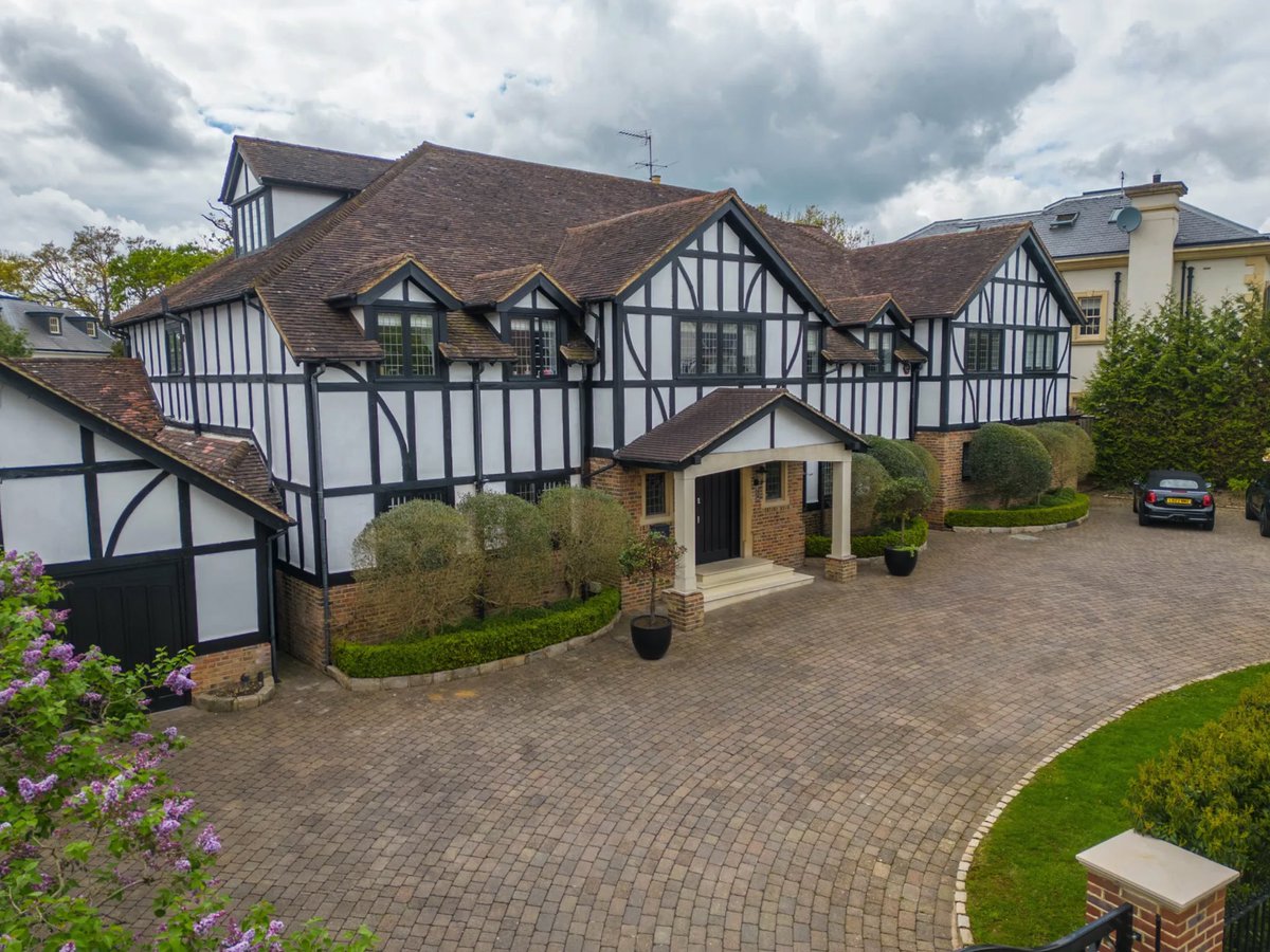 onemovegroup's tweet photo. We present you with this breathtakingly designed detached house nestled in what is undoubtedly the most prestigious road in Mill Hill. This lavish residence boasts an impressive 9,345 sq. ft of opulent living space. https://t.co/2x0ECdiFm8