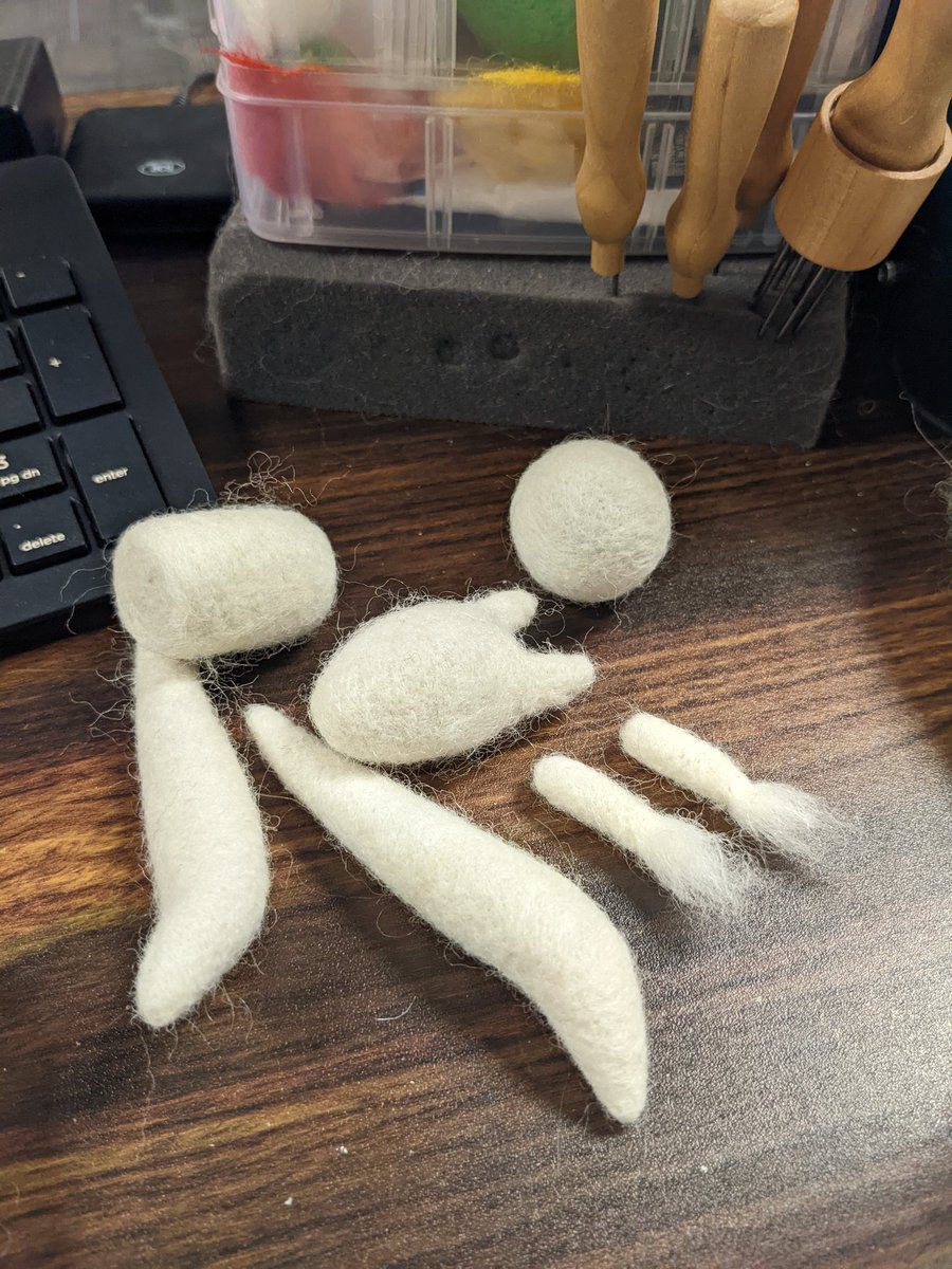 Progress pics!
Butchered and ready to be stir fried >:3c

#honkaistarail #hsr #PomPom #needlefelting #needlefelt #feltart #woolart