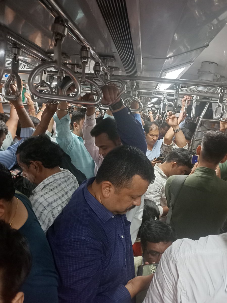 tweet2prashant's tweet image. ये दृश्य है मुंबई की AC लोकल का. दादर से विरार लोकल में कोई TTE चेकिंग करने की जहमत नहीं उठाते. नतीजा जो नागरिक महंगा पास लेकर सफर करते हैं उन्हें खड़े खड़े सफर करना पड़ता है. हर बोगी में बेटिकट यात्रियों की संख्या काफी ज्यादा है. @WesternRly @drmbct @AshwiniVaishnaw  कुछ कीजिए