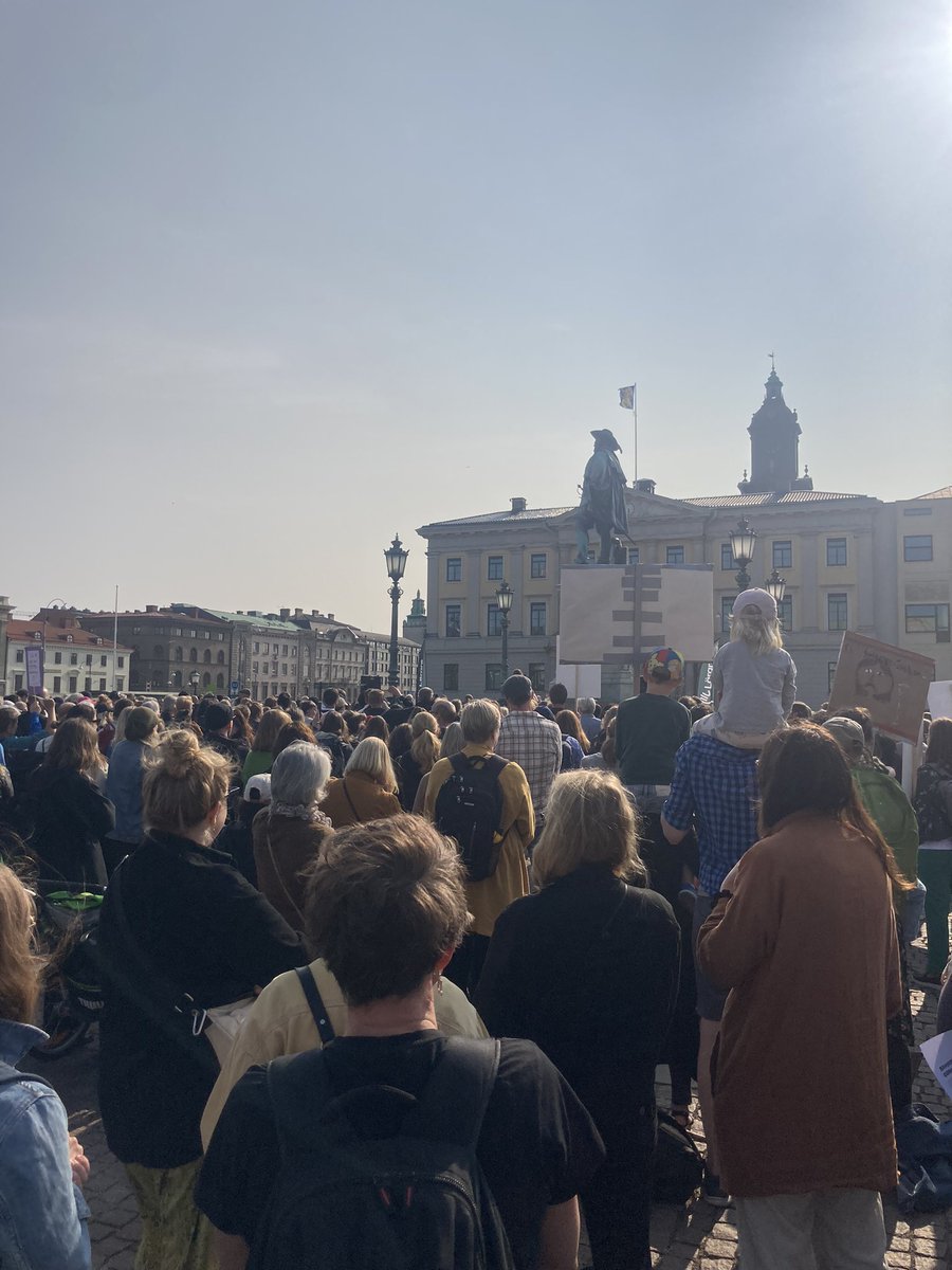 När skolskeppet sjunker tänker jag åtminstone inte gå ner utan kamp. 

Manifestation organiserad av Sveriges Lärare Göteborg. #skola #utbpol