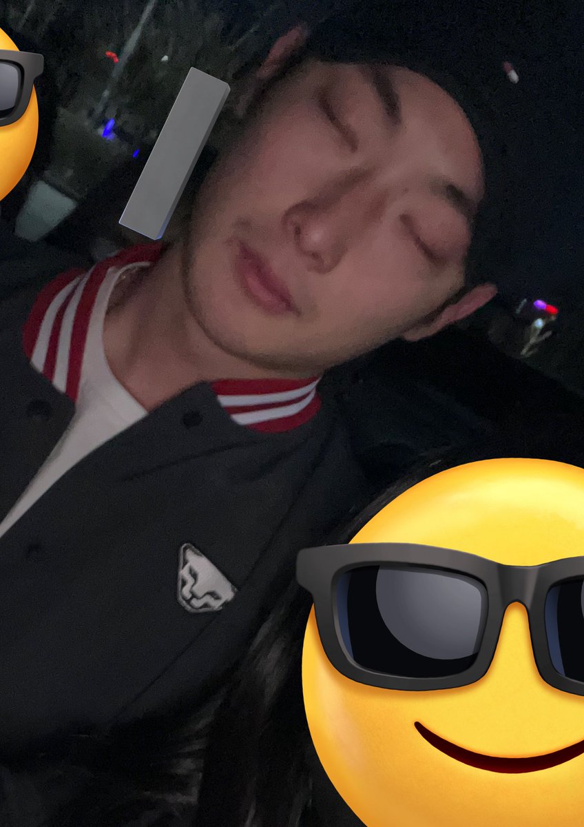 너무 어두워서 후레시 켜도 돼요? 했더니 네 괜차나요. 하더니 저항없이 눈 감고 찍은 랜더스 최떤 외야수…