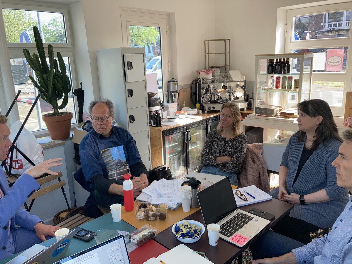 Raad van Toezicht vergadering op een bijzondere locatie. Het brugwachtershuisje bij de Lage Erfbrug is mede door inspanningen en wijkfonds van Delfshaven Coöperatie en ism <a href="/Brughuisjes/">Brugwachtershuisjes</a> ontwikkeld. Nu een extra stek van lokaal cultureel en culinair fenomeen #ApHalen