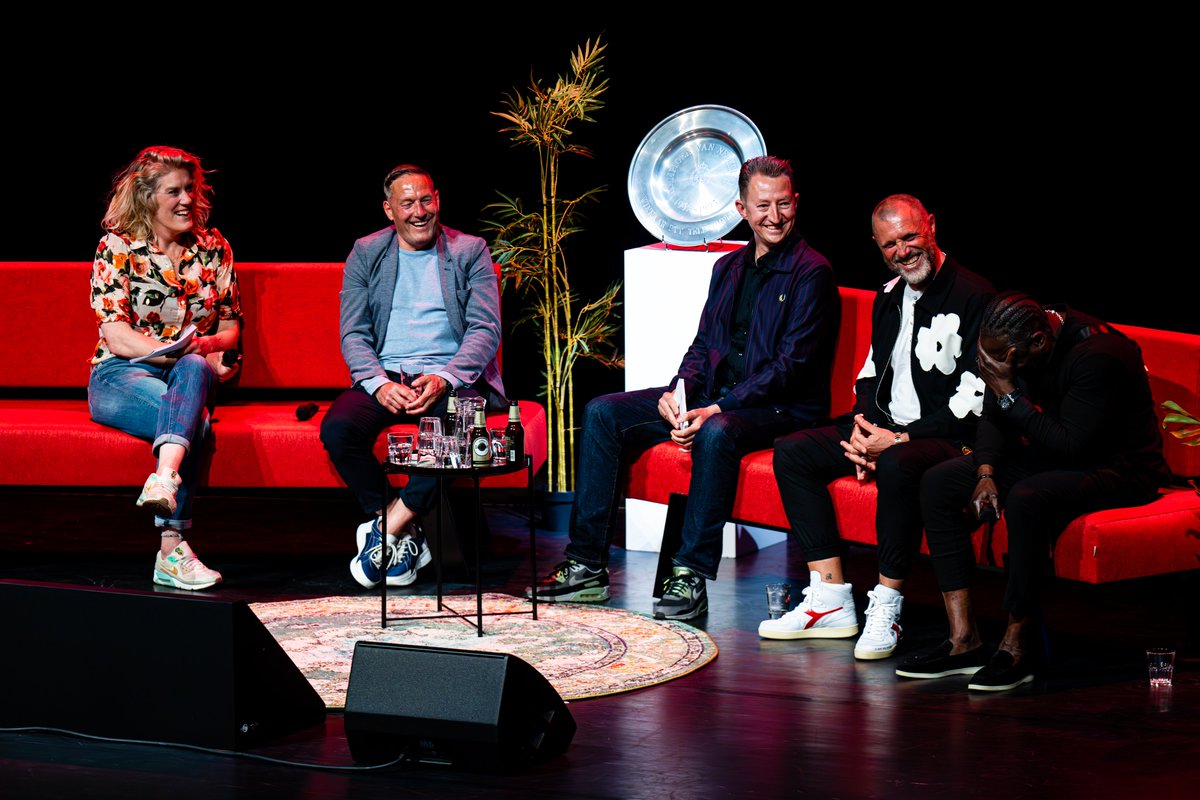 🔊 | <a href="/geluidvzuid/">Geluid van Zuid</a>, afl. 27 ‘de mooiste pinksterdag’ (In <a href="/TheaterZ/">Theater Zuidplein</a> )

⚪️ ode aan de kampioen van ‘93
😂😢 smakelijke anekdotes en emotie
🐺 <a href="/JdWolf_Official/">John de Wolf</a>  
5️⃣   Ruud Heus
⚡️ Ulrich van Gobbel
🎶 <a href="/Stageline_Kevin/">Kevin</a> 
🗣️ <a href="/KootJeroen/">Jeroen Koot</a> &amp; Jan Oudenaarden 

rijnmond.nl/nieuws/1673522…