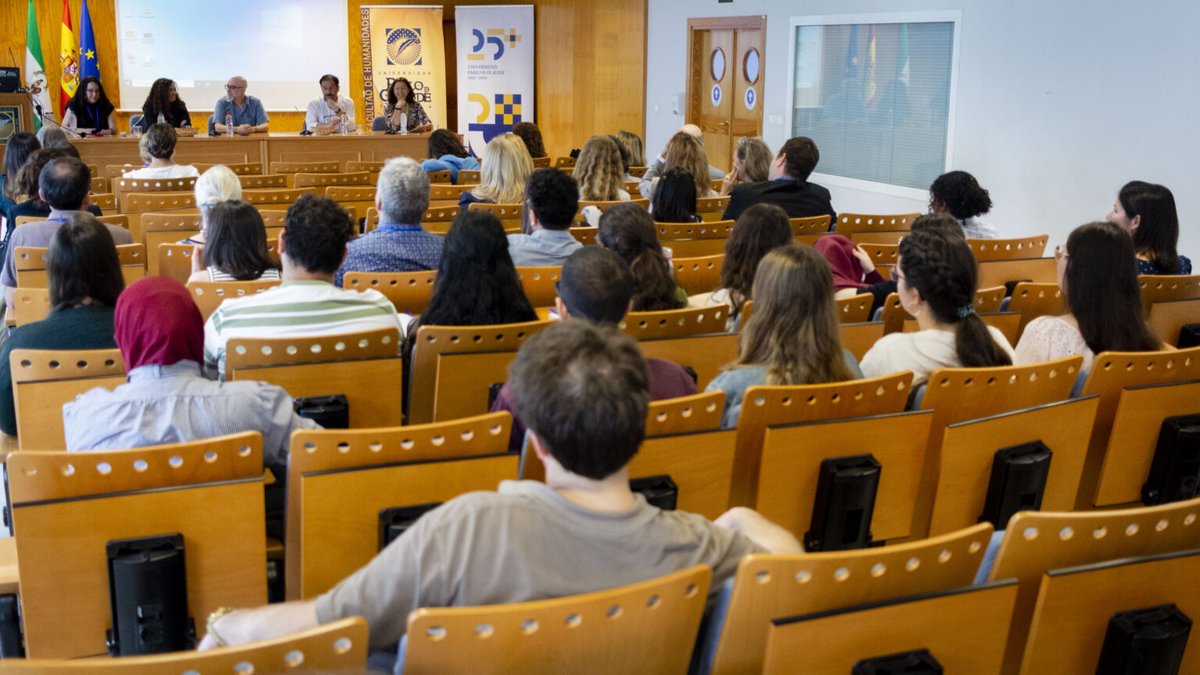 Manuel Jiménez, Dir. gral. de Investigación, Rosario Moreno, decana de #HumanidadesUPO, Juan Cuartero, Dir. del Dpto. de Filología y Traducción, y las prof.ªs <a href="/AnaMedinaUpo/">Ana Medina Reguera</a> y <a href="/elisacalvoe/">Elisa Calvo</a> inauguran InTraCommerce, que organizan <a href="/comintrad/">Grupo de Investigación COMINTRAD</a> e <a href="/InterglosiaUPO/">Interglosia</a> ow.ly/r30V50OwT8q