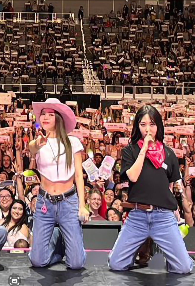 nappycat797's tweet photo. I can die happily now. My head just barely made it into the concert photo with my Llamamoos, even in potato quality
#MAMAMOOO are truly just as beautiful, talented, funny, and incredible in real life
#MYCON #MYCON_USA #MamamooinFortWorth #MAMAMOO_FortWorth #MYCON_FortWorth https://t.co/ipyAhJnEVr