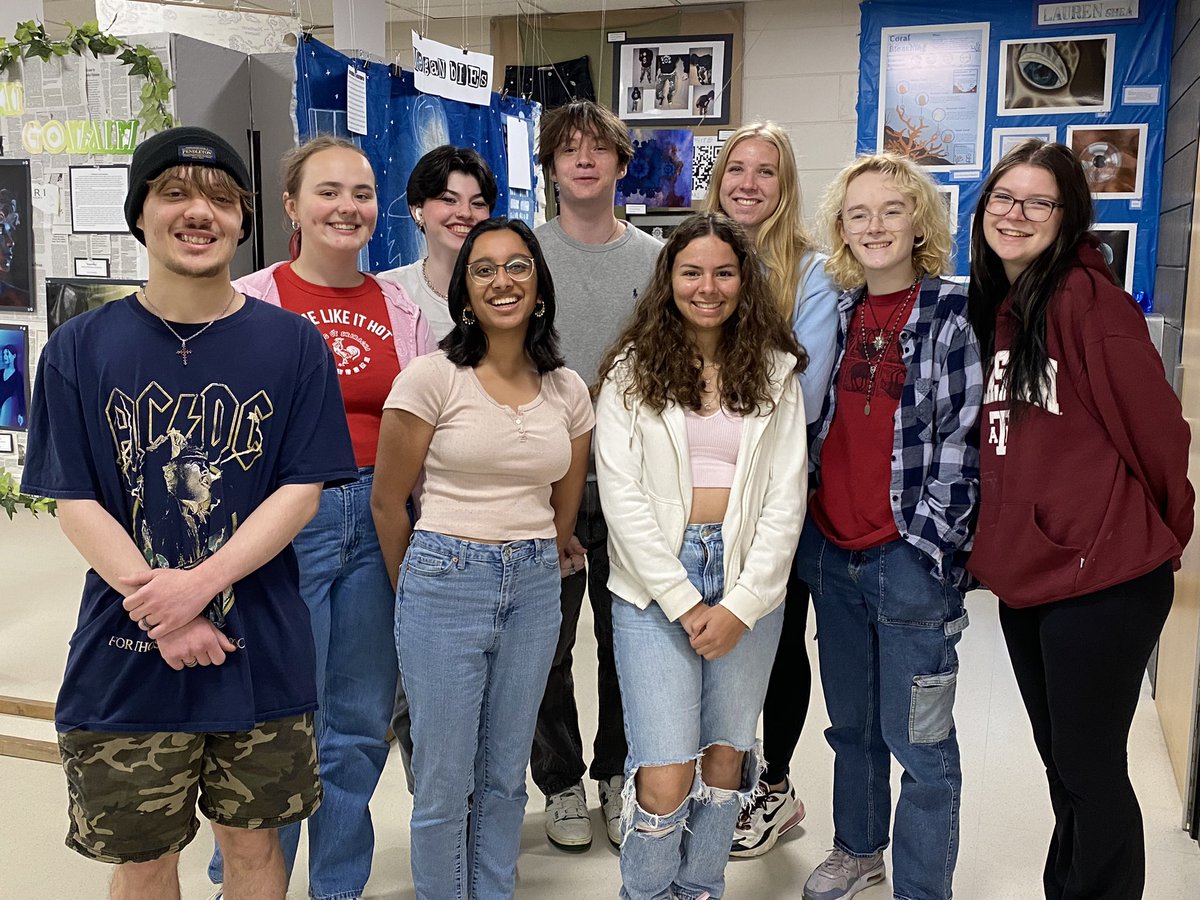 bellafiore3's tweet image. This is such a great group of young people. Celebrating all our accomplishments with a picnic. Congratulations to @PewaukeeHS @PewaukeeSD APArt students on their outstanding exhibition. Come see the exhibition now through June 4. #igetto #teachart #fabartsfri #APArt #artsed