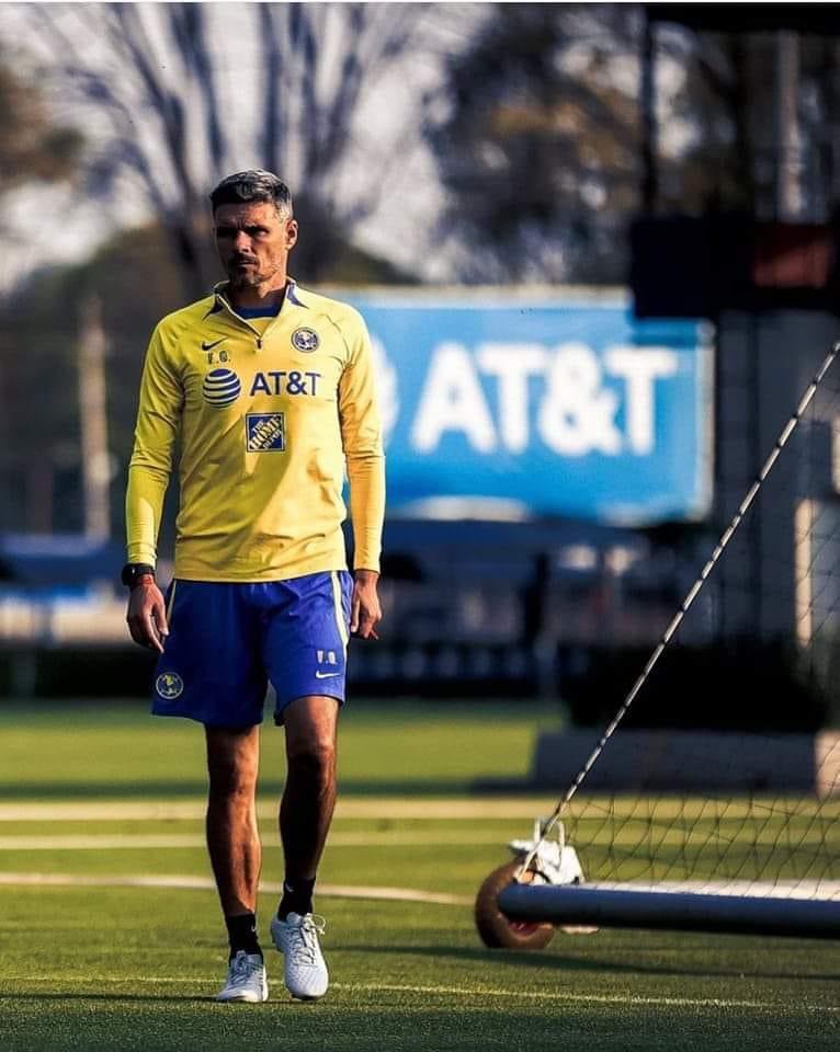 BackToTheRetro2's tweet photo. América, el club donde: 

Llegas a tres semifinales, siendo 4to, 1ro y 2do general, eres la mejor ofensiva haciendo casi 100 goles en un año natural, solo perdiste 3 partidos en todo el torneo, perdiste un solo clásico en los 3 torneos que estuviste (11 clásicos), de 53 partidos que dirigiste solo perdiste 9, tienes del récord de una de las mayores goleadas en la historia de los clásicos que tiene el club (7-0), el récord de más puntos en un torneo a 17 jornadas del club, y el récord de la mayor goleada global en una liguilla en la historia (11-2), le regresaste la identidad ofensiva a este gran club, todo esto SIN EXPERIENCIA ALGUNA y entrando como interino cuando el club estaba en su peor etapa, y aún así, sino entregas el título, de nada sirve todo eso y la afición te recordará como el que nunca dió títulos. 

Así es, Club América, el equipo con la mayor exigencia del fútbol mexicano, dónde si no ganas, todo lo demás es fracaso. Espero algún día vuelvas con más experiencia y el futbol te devuelva lo que ahora no te dió. 

Y ahora, a empezar de cero otra vez…