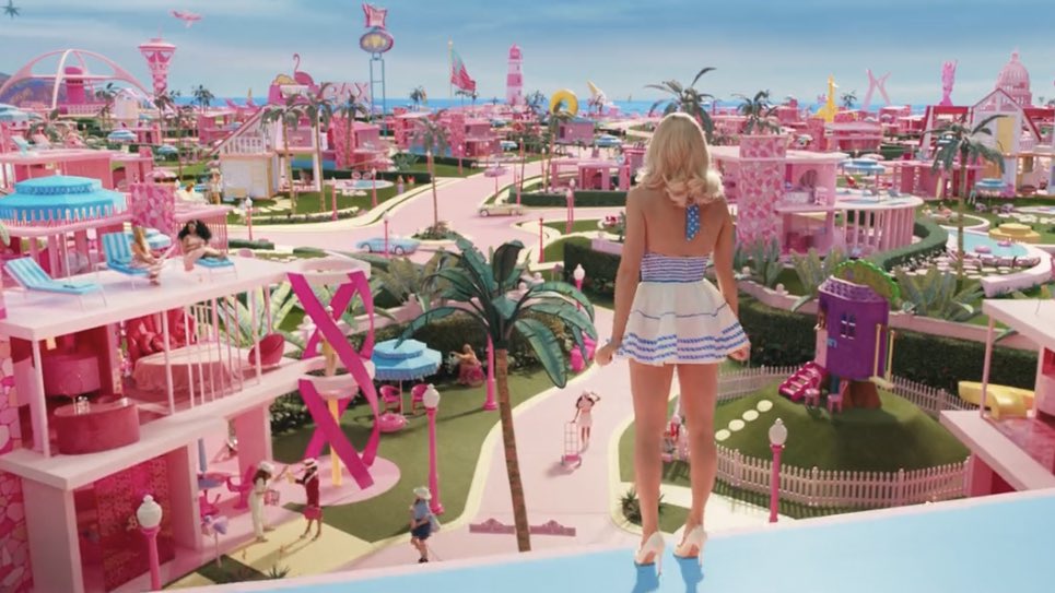 ดีเทลในหนังบาร์บี้ #BarbieMovie คือเป๊ะมากจนอยากปรบมือให้ คือในหนัง(แบบแอนิเมชั่น)บาร์บี้ เราจะเห็นบ้านบาร์บี้เป็นแบบบ้านหลังๆ เหมือนบ้านคนปกติ แต่ในไลฟ์แอคชั่นนี้แบบบ้านเหมือนกับบ้านของเล่นของบาร์บี้ บ้านจะเปิดโล่งพร้อมเล่น เลยเดาว่าบาร์บี้เวิร์สนี้อาจอิงจากโลกของเล่นเลย