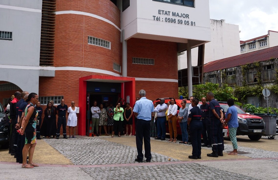 Sapeurs-Pompiers de Martinique (972) (@sdis972) on Twitter photo #Martinique le Service d’Incendie et de Secours de Martinique <a href="/Sdis972/">Sapeurs-Pompiers de Martinique (972)</a> a rendu hommage ce jeudi 25 mai 2023 aux 3 #policiers Manon Raux, 24 ans, Paul Medeiros et Steven Greblac, 25 ans, tués en mission commandée. #Martinique le Service d’Incendie et de Secours de Martinique <a href="/Sdis972/">Sapeurs-Pompiers de Martinique (972)</a> a rendu hommage ce jeudi 25 mai 2023 aux 3 #policiers Manon Raux, 24 ans, Paul Medeiros et Steven Greblac, 25 ans, tués en mission commandée.