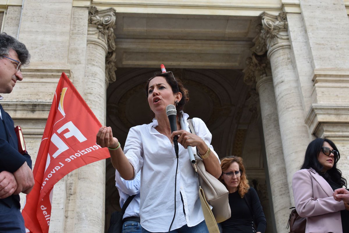 👥 Molti #docenti #precari si sono riuniti questo pomeriggio al Ministero dell'Istruzione in #presidio per chiedere una #norma che garantisca lo scorrimento delle #graduatorie fino al loro #esaurimento.

💪 Sempre dalla parte dei lavoratori e delle lavoratrici