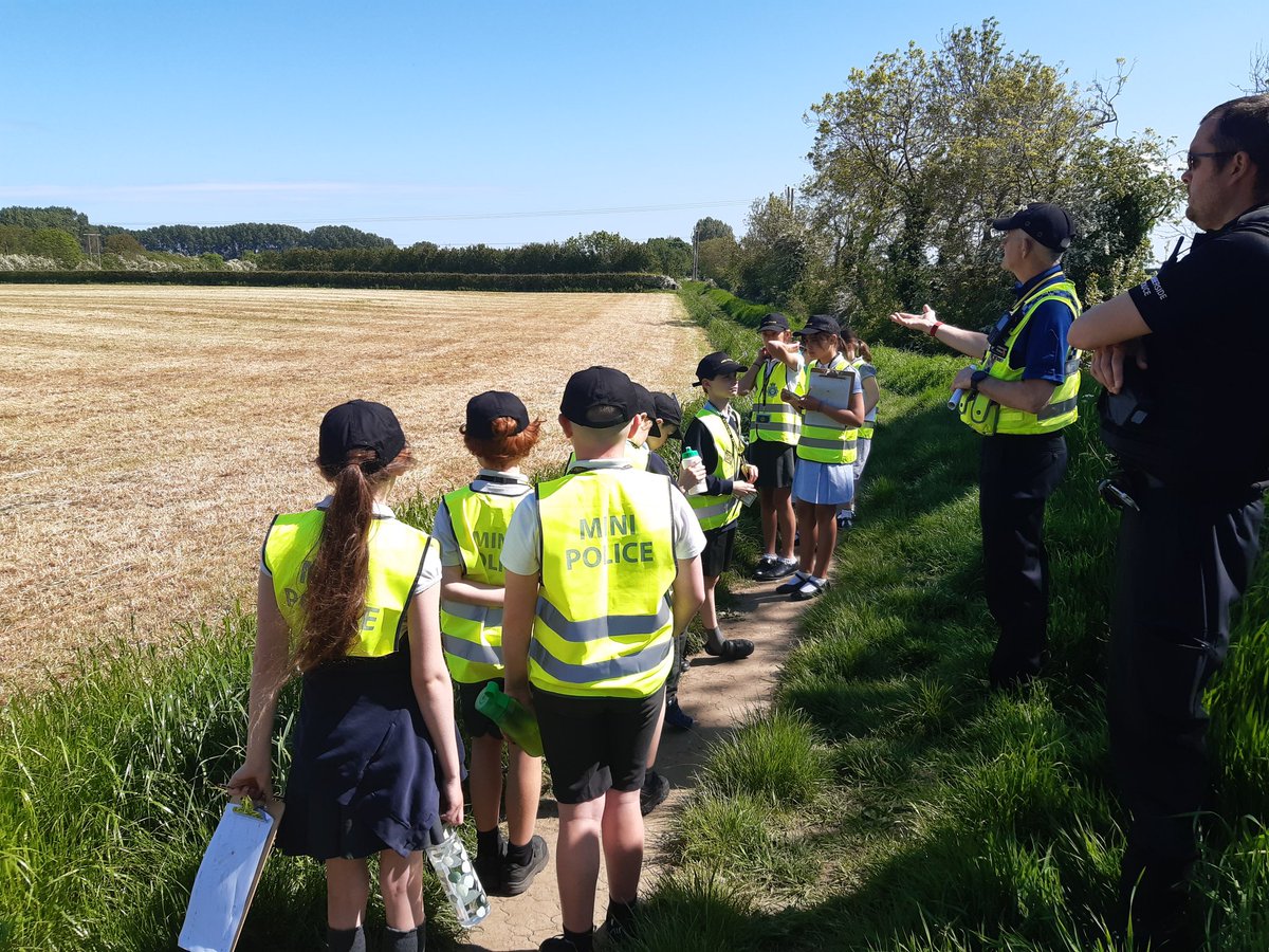 #RuralTaskForce Today was the attestation of 10 #ruralminipolice officers from @NaffertonSchool & the first lesson in #CountrysideCode. The #ruralminipolice scheme is a fun & interactive project aimed to build trust within our rural communities & promote responsible citizenship