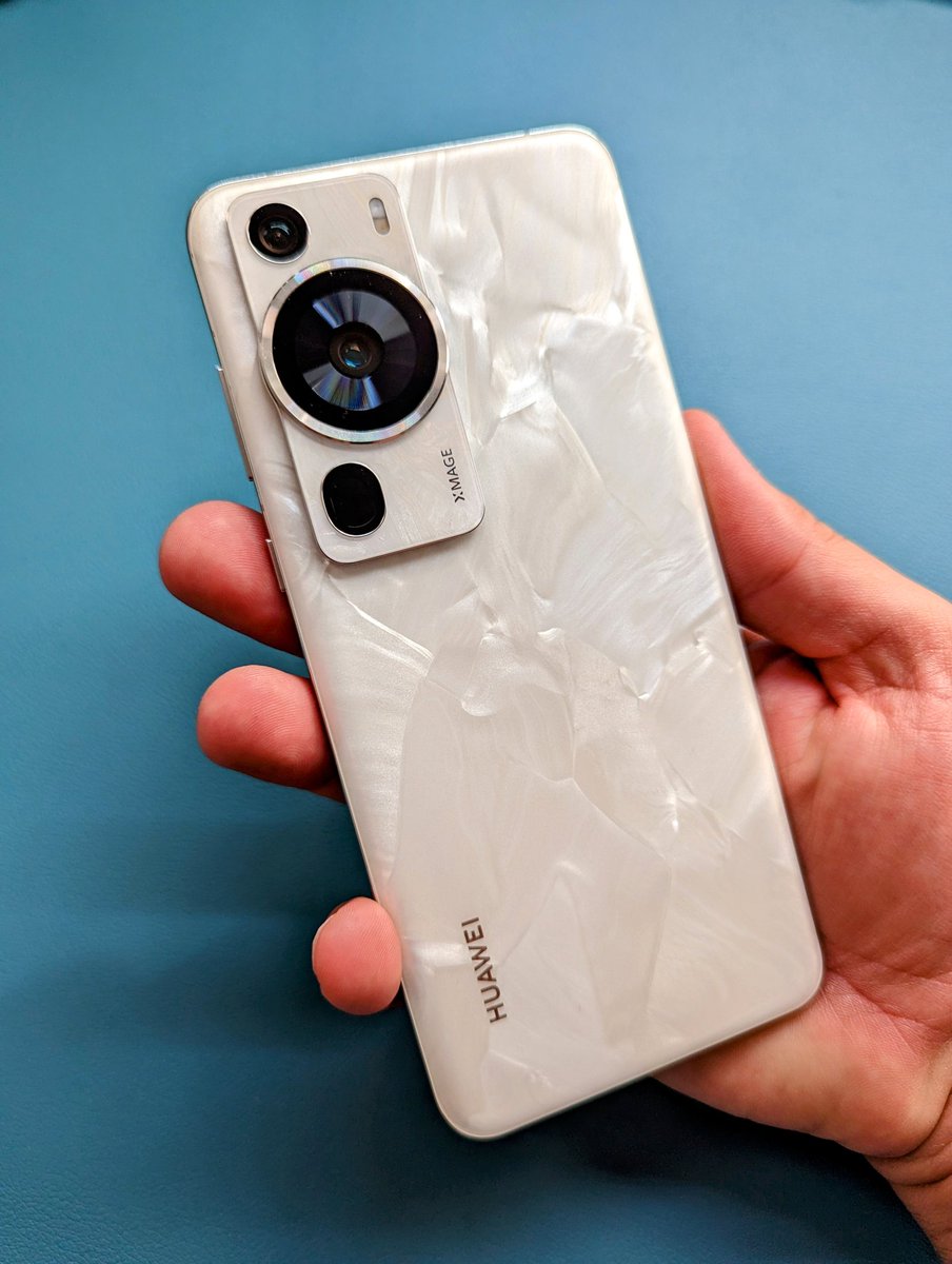 FunThomas_de's tweet image. Hm, die Rückseite vom HUAWEI P60 Pro hat was!? Mal was anderes als der "Einheitsbrei". 👍 Was habe ich damals die Kamera des P30 pro geliebt... 🤗 Ihr auch? 

#Hauwei #p60pro #smartphone #huaweismartphone #funthomas @Huawei